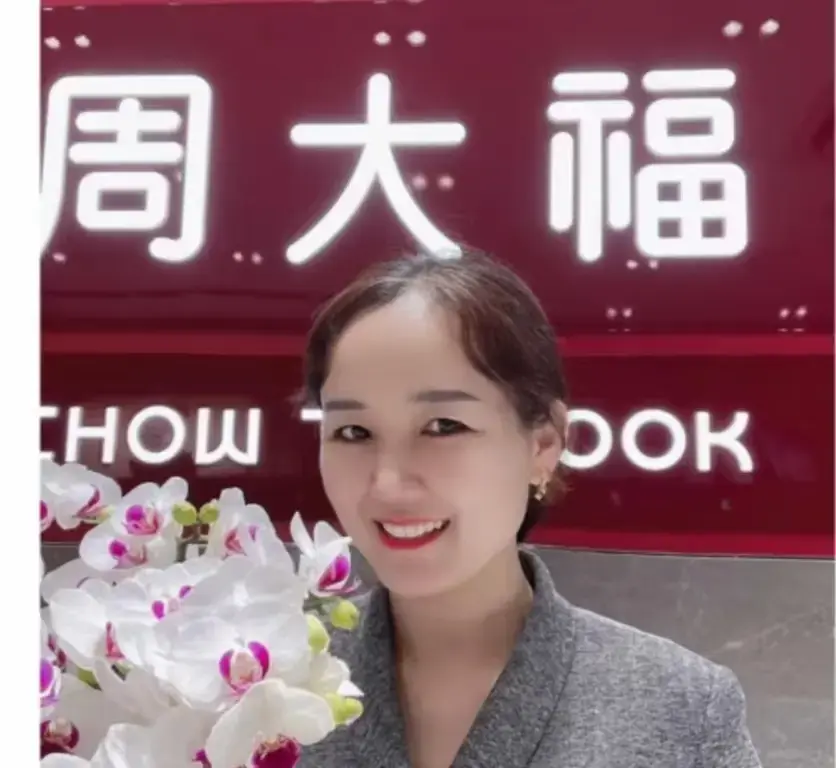 盐城周大福金店一拖三事件-射阳门店突发一拖三完整版视频-周大福一拖三全记录-事件完整版视频在线观看